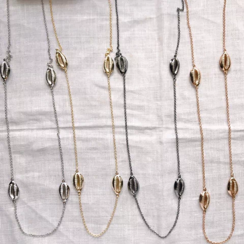 Colar comprido búzio de metal