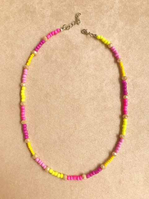 Colar miçangas neon com cristais