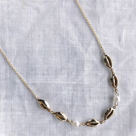 Choker búzios e pérolas