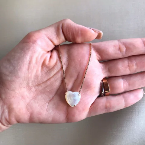 Colar coração madrepérola