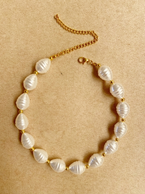 colar de pérolas fake com dourado