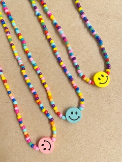 colar coloridos com smiles coloridos