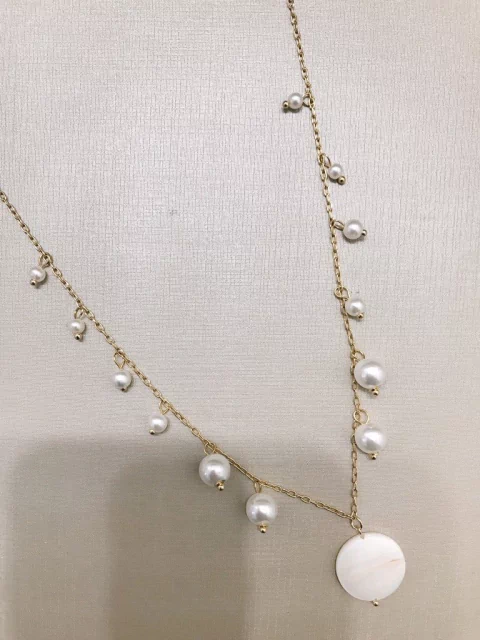 Colar pérolas penduradas com madrepérola
