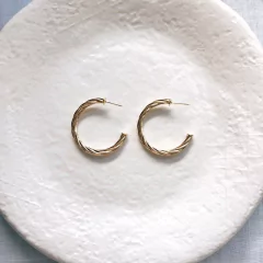 Argola maciça entrelaçada