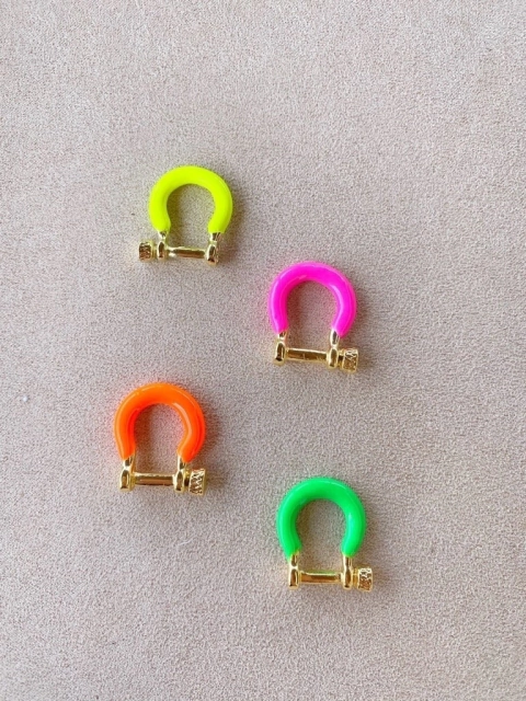 Pingente cadeia esmaltado neon 