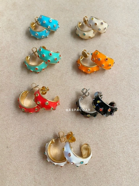 Argola esmaltada com aplicações