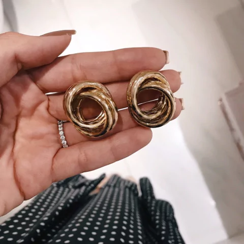 Brinco enrolado arredondado