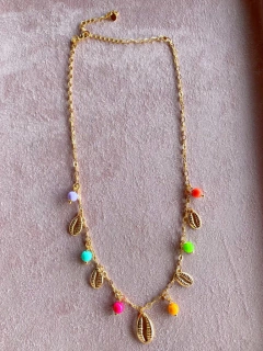 colar búzios bolinhas coloridas