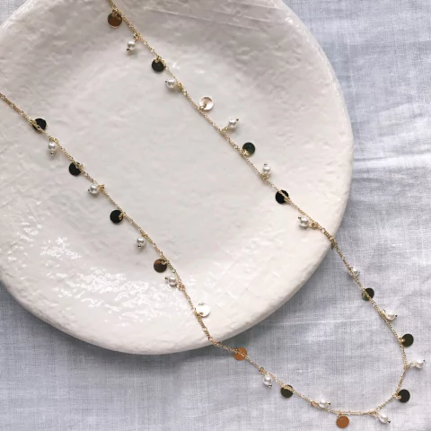 Colar comprido medalhinhas com pérolas