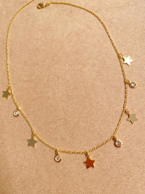 Colar de estrelas com pontos de luz
