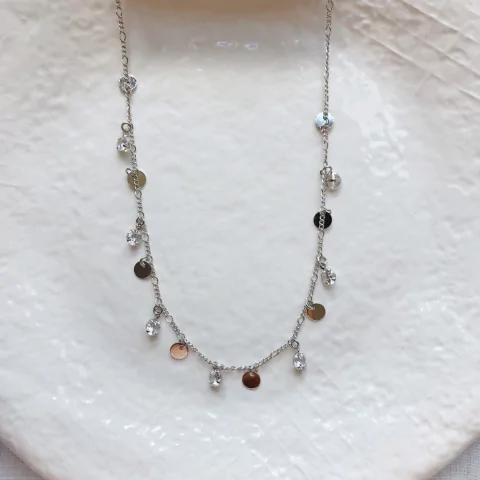 Colar de medalhinhas com pontos de luz