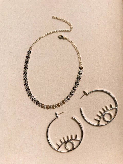 Argola olho grego vazado