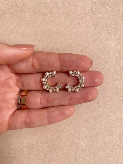 Brinco meia lua em pérolas