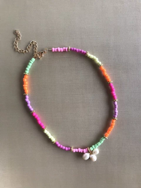 Colar tons pastéis com trio de pérolas naturais