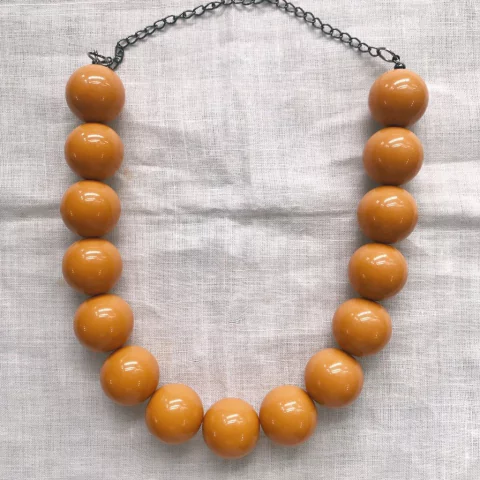 Colar de bolas mostrada