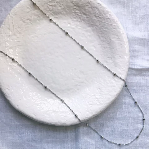 Colar bolinhas delicadas longo