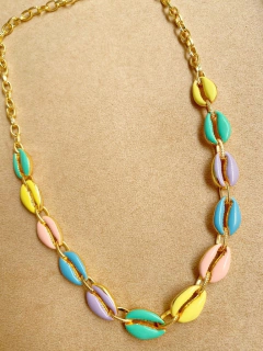 Colar de búzios coloridos em metal  - comprar online