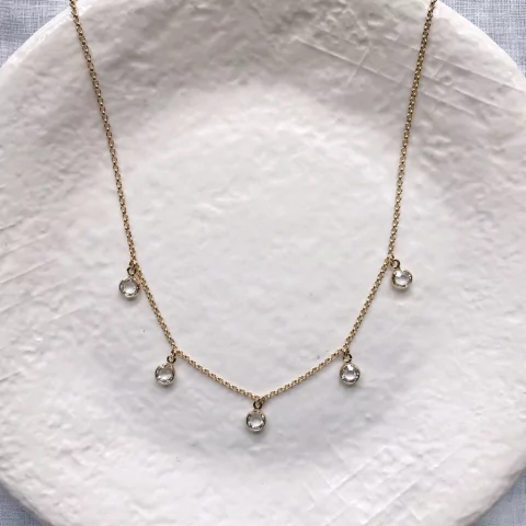 Colar pontinhos espalhados