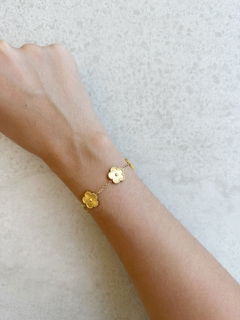 Pulseira trevo dourada em aço - comprar online