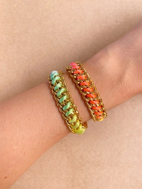 Pulseira de corrente com fio colorido 
