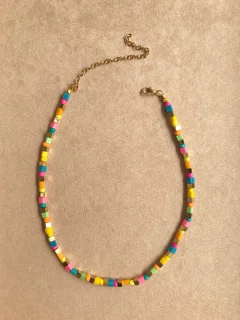 Colar beads quadrados coloridos e dourados