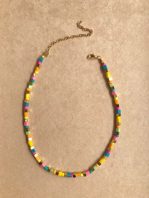 Colar beads quadrados coloridos e dourados