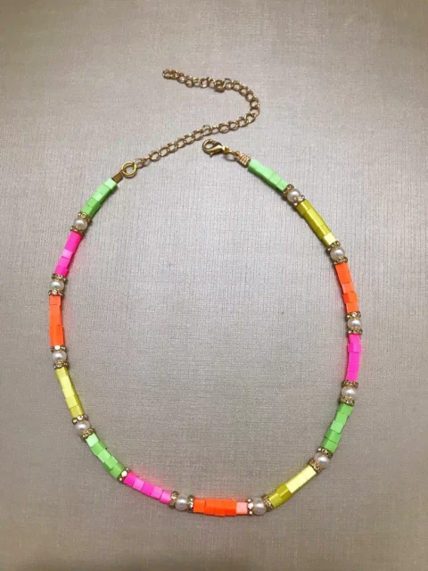Colar beads quadrados neon com pérolas