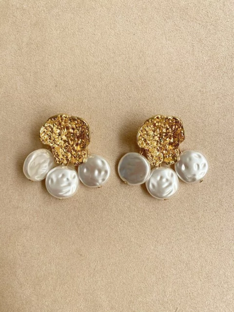 Brinco amassado pérola