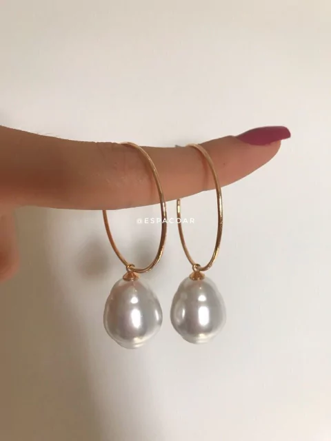 Argola com pérola fake barroca