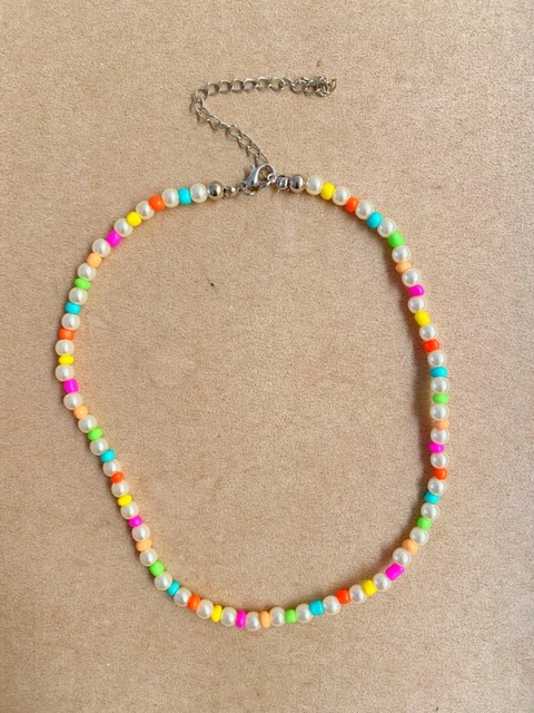 colar pérolas redondas com micangas