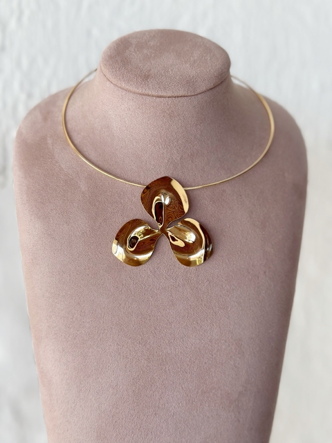 Choker três folhas