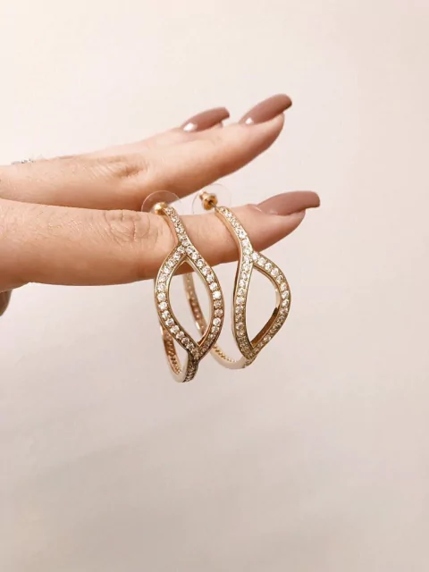 Argola média com detalhe vazado folheada a ouro 18k