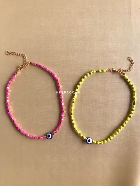 Choker beads e olho grego neon