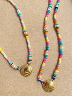 Colar concha com pedrinhas coloridas 