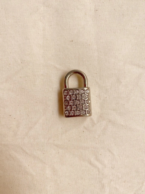 Pingente cadeado cravejado 