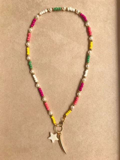 Colar miçangas com estrelas em madrepérola amarelado