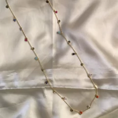 Colar comprido medalhinhas e zirconias coloridas