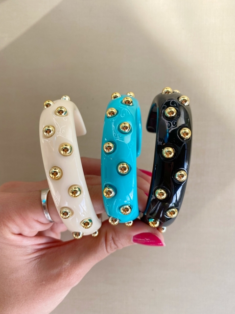 braceletes em resina com aplicação dourada