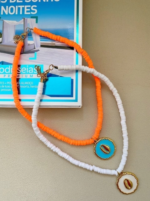 Colar discos com pingente redondo de búzios 