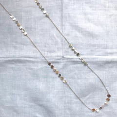 Colar medalhinhas espaçadas