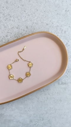 Pulseira trevo dourada em aço