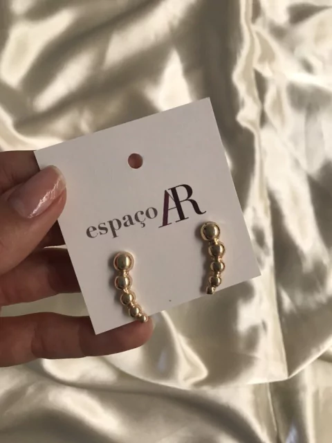 Ear cuff bolas douradas