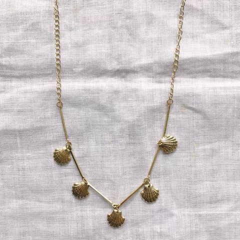 Colarzinho seis conchinhas