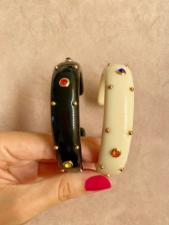 bracelete fino em resina com aplicação