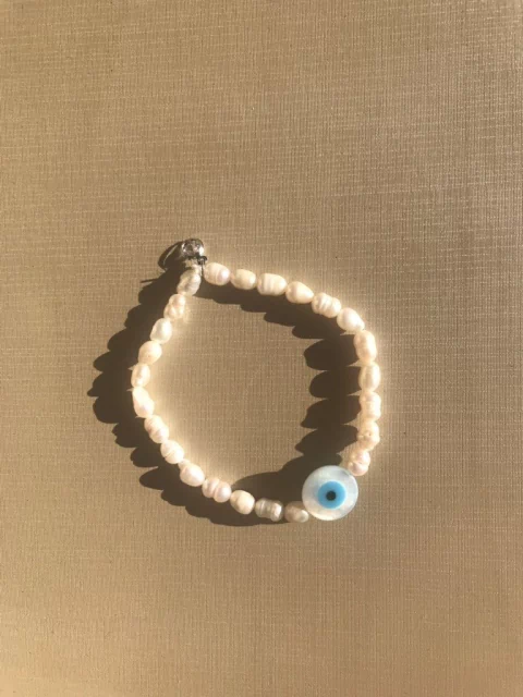 Pulseira pérola natural e olho grego em madrepérola