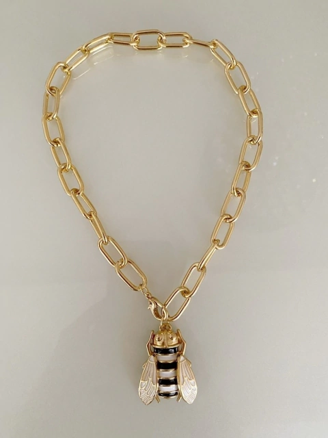 Colar abelha 