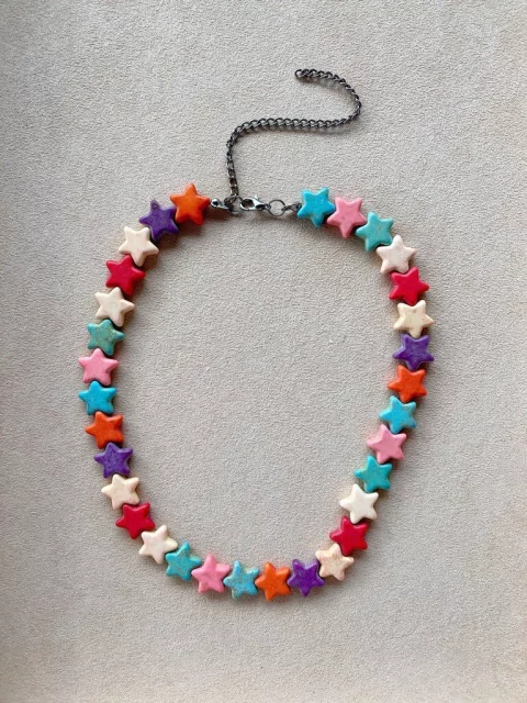 Colar estrelas coloridas médio