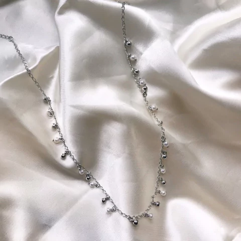 Colar folheado mini bolinhas e mini pérolas