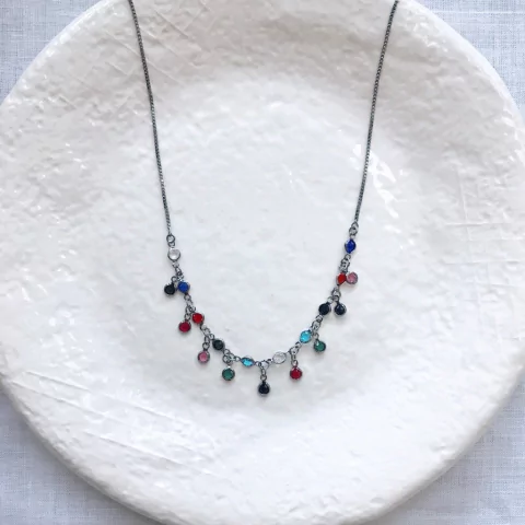 Colar rainbow pendurado