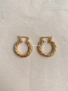 Argola vintage torcida dourada